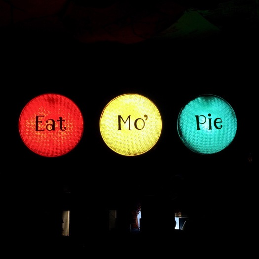 Traffic light style sign Eat Mo' Pie